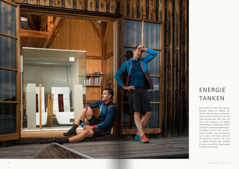Katalog: 2 Männer lehnen gegen das Bootshaus, im Inneren befindet sich eine Wärmekabine